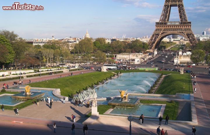 Immagine La vista dei giardini del Trocadero, del ponticello di Lena, della Tour Eiffel e dei Champs du mars. Parigi, Francia. - © pandapaw / Shutterstock.com