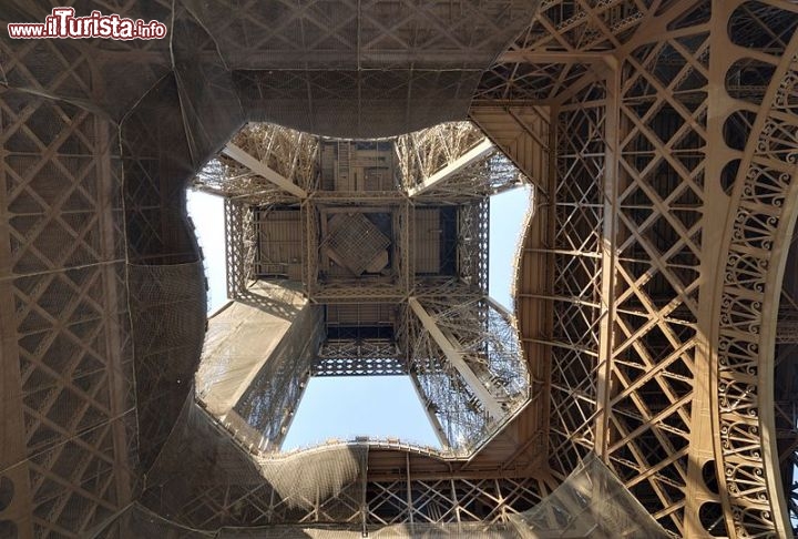 Immagine L'imponenza della Torre Eiffel, vista da sotto