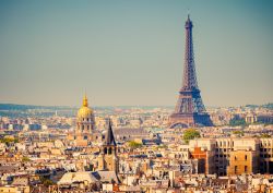 Panorama di Parigi, si riconosce la Torre Eiffel e la cupola dorata dell'Hotel des Invalides - © S.Borisov / Shutterstock.com
