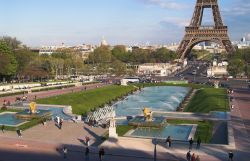 La vista dei giardini del Trocadero, del ponticello ...