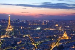Vista area di Parigi al tramonto: la Tour Eiffel ...