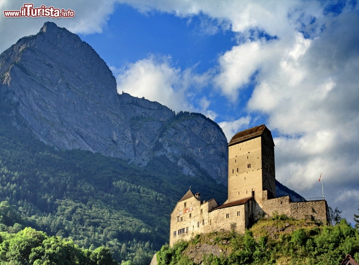 Gonzen, Svizzera
Siamo nella Svizzera orientale, vicino a Sargans, quindi sufficientemente lontano dalle centrali nucleari elvetiche, attualmente in funzione (4 per un totale di 5 reattori) e la scelta di Gonzen ricade per la presenza di una storica miniera di Ferro in cui è possibile trovare rifugio. Potrete ammirare qui 2 millenni di storia estrattiva di questo luogo storico, ed in caso di prolungamento della vostra visita, per avverse condizioni planetarie, all'ingresso della miniera si trova anche un buon ristorante! www.bergwerk-gonzen.ch Qui la mappa interattiva.

© Tupungato  / Shutterstock.com
