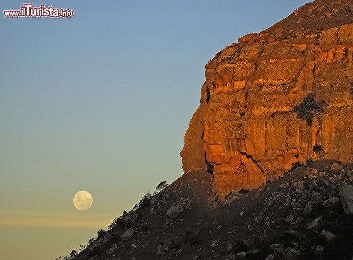 Thabana Ntlenyana, Lesotho
Tra le catene montuose dell'emisfero australe, le montagne del Drakensberg sembrano decisamente le più stabili dal punto di vista geologico, ed inoltre a fine dicembre qui siamo in piena stagione estiva, cosa da non disdegnare visto che le quote elevate portano temperature più fresche di circa una quindicina-ventina di gradi rispetto alle savane del Sudafrica. Il monte Thabana Ntlenyana, con i suoi 3.482 metri è il punto più elevato della zona, e quindi tra i più sicuri, e si trova al confine orientale del Lesotho, ed è famoso per essere una ambita meta di trekking. Inoltre il Drakensberg è ricco di cavità con arte preistorica, e quindi offre molti luoghi dove rifugiarsi. Qui la mappa interattiva.

© Licinia Machado / Shutterstock.com