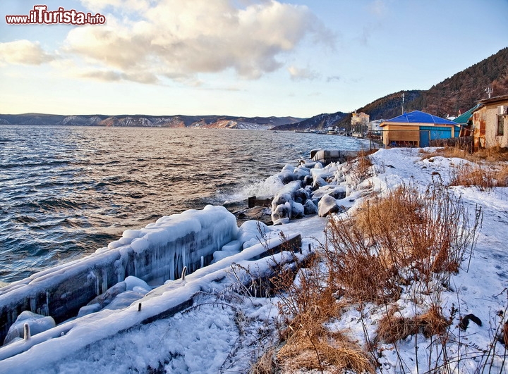 lago Baikal, Russia
E' la riserva d'acqua dolce, allo stato liquido, più importante del pianeta. E' anche uno dei laghi più antichi della Terra, si stima che esista da circa 25-30 milioni di anni, e questa sua stabilità geologica ce lo fa ritenere anche un luogo sicuro in vista dei possibili sconvolgimenti planetari, Pur essendo in Siberia, qui il clima è meno rigido per via dell'effetto mitigante del lago, che tende a gelare solamente a fine dicembre. Il lago poi è famoso per avere oltre 200 grotte nelle montagne che lo circondano e quindi può offrire anche dei validi rifugi naturali in caso di minacce cosmiche. Qui la mappa interattiva.

© ppl / Shutterstock.com