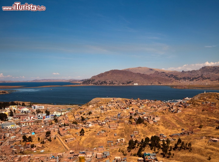 Lago Titicaca, Perù - Bolivia
Qui sulle Ande, al confine tra la Bolivia ed il Perù non certamente il problema dell'altezza: con i suoi 3.812 metri di altitudine si tratta del lago navigabile più alto del pianeta, ad una quota che lo rende particolarmente sicuro dagli effetti dei mega tsunami, ed i vulcani delle Ande rimangono a distanza di sicurezza. Le acque sono di buona qualità anche se recentemente sono stati registrati problemi di inquinamento, dovuti all'aumento demografico nella zona. Anche questo lago dovrebbe essere piuttosto stabile dato che i suoi sedimenti indicano una età di circa 400.000 anni. Qui la mappa interattiva.

© Gail Johnson / Shutterstock.com 
