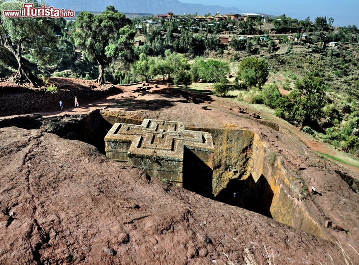 Lalibela, Etiopia
L'altopiano Etiope si eleva a quote mediamente comprese tra i 1800 e 3.000 metri ed è quindi una zona ideale che l'uomo ha scoperto nell'antichità. In particolare a Lalibela ci troviamo ad una altitudine di circa 2600 metri e la città possiede un luogo di grande importanza religiosa: qui nel nord dell'Etiopia si trovano numerose chiese cristianerupestri, scavate cioè nella roccia e collegate tra di loro da un labirinto di gallerie e trincee. La tradizione vuole inoltre che qui, in una delle chiese, sia custodita l'originale Arca dell'Alleanza del popolo ebreo, motivo sufficiente, per i credenti, di ritenere questo luogo veramente sicuro, a prova di Armageddon, e cioè di Apocalisse. Qui la mappa interattiva.