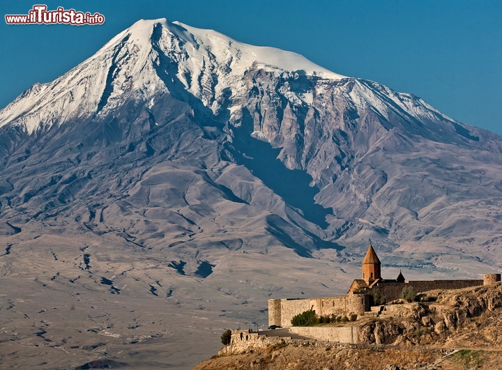 Monte Ararat Turchia
A dire il vero questo non sarebbe proprio il luogo adatto per rifugiarsi, dopo tutto si parla di un enorme stratovulcano, e cioè uno dei tipi più pericolosi di vulcani, che possono avere una forte attività esplosiva. Rende peggiore la situazione la presenza di una grande calotta glaciale, che riveste completamente la sua cima di 5.137 m: in caso di eruzione causerebbe sia potentissime esplosioni freatomagmatiche, che anche pericolosissime colate di fango bollente (Lahar). Però è il monte Ararat della Turchia, e siccome è andata bene a Noè, con la sua Arca, e logico pensare che possa essere ancora una volta il monte, su cui l'uomo possa trovare rifugio dalle calamità naturali. E' quindi, solamente, una questione di ...fede! Qui la mappa interattiva.

© Alexander Ishchenko / Shutterstock.com