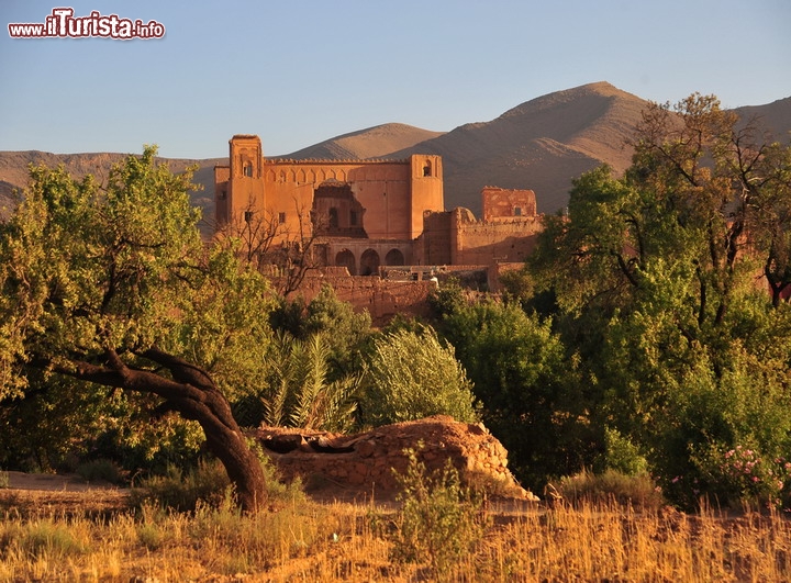 Ouarzazate. Marocco
la scelta di Ouarzazate è dovuta alla presenza delle montagne dell'Alto Atlante, che fungono da poderosa barriera al clima oceanico. In caso di onde anomale colossali prodotte da un corpo celeste in collisione con la terra, le montagne che superano mediamente i 3.000 metri, e toccano i 4.167 metri del Jbel Toubkal risulterebbero invalicabili. Ouarzazate si trova ad oltre 1.100 metri di altitudine e se cercate un riparo, ad una ottantina di km a nord-est verso le Gole del Dades, trovate delle grotte usate nel passato dalle popolazioni berbere del Marocco (Nomad caves) Qui la mappa interattiva.

© Anthon Jackson / Shutterstock.com