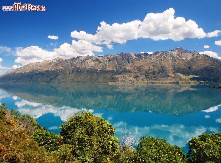 Queenstown, Nuova Zelanda
La nuova Zelanda è una specie di Italia rovesciata, e come il nostro stivale anche qui la geologia è piuttosto dinamica ed in effetti non mancano vulcani attivi e terremoti. Ciononostante i suoi paesaggi sono memorabili e ve ne accorgerete in questi giorni andando al cinema, ammirando le scenografie de “Lo Hobbit un viaggio inaspettato” il prequel del Signore degli Anelli. In vista del 21 dicembre la zona migliore dove trovarsi è probabilmente quella di Queenstown, nella regione di Otago che rimane in alto, protetta dalle montagne delle Alpi Neozelandesi, specialmente le spettacolari “Remarkables”. Queenstown è anche il regno del turismo d'avventura e quindi anche dal punto di vista dell'organizzazione qui sono pronti ad affrontare le situazioni più estreme, potete starne certi! Qui la mappa interattiva.

© Jiri Foltyn / Shutterstock.com