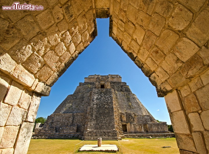 Uxmal, Yucatan, Messico
Non potevamo dimenticarci dei Maya, e quindi come ultimo sito abbiamo selezionato uno dei principali centri della cultura maya, Uxmal, che si trova nella parte occidentale della penisola dello Yucatan. Oltre ada essere uno dei siti più belli e tra i meglio conservati, rappresenta anche il momento dello splendore del periodo classico Maya, un sito che da solo vale in viaggio in Messico. Inoltre qui a Uxmal si troveranno in simposio, in questo periodo, tutti i migliori esperti Maya del mondo, e la cosa ci tranquillizza alquanto. Se gli esperti del calendario si trovano qui a parlarne, allora l'epigrafe sulla fine del mondo è stata sicuramente interpretata a nostro favore! Qui la mappa interattiva.

© Rafael Martin-Gaitero / Shutterstock.com