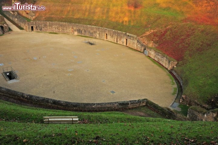 Anfiteatro di Treviri, Renania Palatinato (Germania) - I romani, con la loro passione cruenta per i combattimenti tra gladiatori, giunsero fino ai territori germanici. Nella città tedesca di Treviri (in tedesco Trier) sorgono infatti i resti di una grande arena romana, capace di ospitare fino a 20 mila persone, fondata intorno al I secolo d.C. Nei sotterranei ci sono i cunicoli e gli ingranaggi che consentivano i movimenti della scenografia e l’apertura e chiusura delle gabbie. © Nancy Bauer / Shutterstock.com