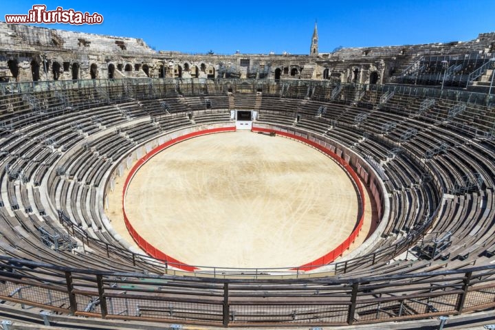 L'Arena di Nimes, Francia - Con le invasioni barbariche, i visigoti trasformarono l’anfiteatro di Nimes in una fortezza, detta Castrum Arenae, e a poco a poco diventò un vero e proprio villaggio fortificato, con case e botteghe al suo interno. Quando ormai sembrava del tutto snaturato venne riconvertito a teatro, nella seconda metà dell’Ottocento, e riqualificato come spazio per gli spettacoli moderni. Oggi ha una capienza di 13 mila persone… molte meno che in età romana, ma comunque tante per un monumento che è sopravvissuto a millenni di storia e riesce ancora a stupire i suoi ospiti.  © Bertl123 / Shutterstock.com