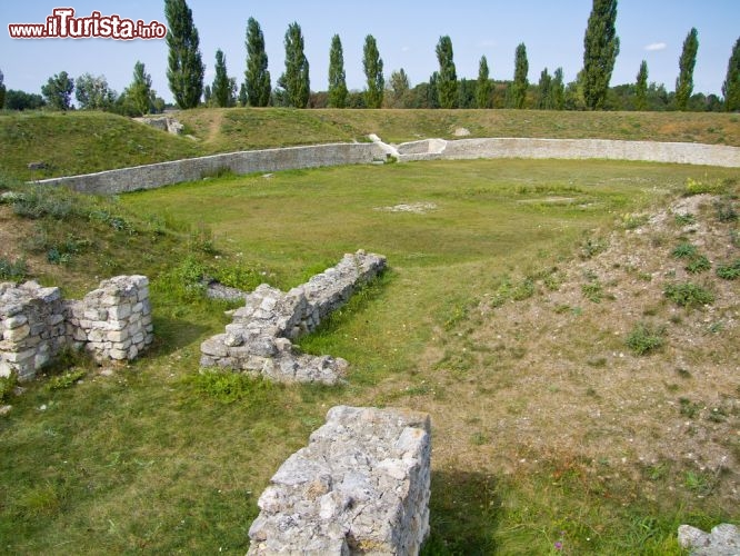 Anfiteatro di Carnuntum, Austria - Chi avrebbe mai detto che lungo il Danubio, a una sessantina di chilometri da Vienna (Austria), potesse esserci in epoca romana un’importante scuola di gladiatori? Lo testimonia, tra gli altri reperti, l’antico anfiteatro di Carnuntum, fondato intorno al III sec. d.C. in quello che era stato un semplice villaggio celtico, ora divenuto un importante centro romano. Misura 100 metri per 80 e ne rimangono solo le fondamenta, ma grazie agli eventi culturali che rievocano i combattimenti non è difficile rivivere ancora oggi le atmosfere gloriose dell’epoca. © Lisa S. / Shutterstock.com