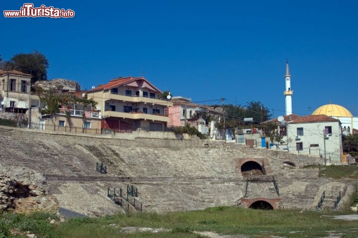 Anfiteatro di Durazzo, Albania - L’anfiteatro di Durazzo contrasta con la città moderna, che gli si è raccolta intorno nel tempo, da quando fu costruito tra il I e il II secolo, probabilmente sotto l’impero di Traiano. Realizzato per poter contenere fino a 20 mila spettatori romani – amanti dei combattimenti tra gladiatori, le rievocazioni di battaglie e le messinscene drammatiche - l’anfiteatro albanese è il più grande dei Balcani, con un’altezza di 20 metri e un diametro di 136. Scoperto nel XX secolo, non ancora completamente dissotterrato, è comunque una delle attrazioni turistiche più acclamate della zona. © Attila JANDI / Shutterstock.com