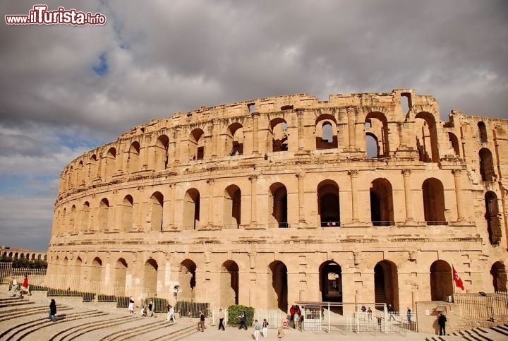 Anfiteatro di El Jem, Tunisia - Conquistata la penisola italiana, si sa, i romani cominciarono a colonizzare l’intero Mediterraneo. Giunsero anche in Tunisia, dove sopravvivono alcune delle rovine romane meglio conservate del continente africano. Primo fra tutti l’anfiteatro di El Jem, talvolta ribattezzato “il Colosseo tunisino”, simile al fratello maggiore per forma e utilizzo. Anche qui si disputavano combattimenti gladiatori, corse con le bighe e spettacoli vari, e anche qui potevano riunirsi migliaia di spettatori: non i 50 mila del vero Colosseo, ma la bellezza di 35 mila, il che faceva di El Jem il terzo teatro romano più grande al mondo, immediatamente dopo quello di Capua. © Marcin Jurczuk / Shutterstock.com