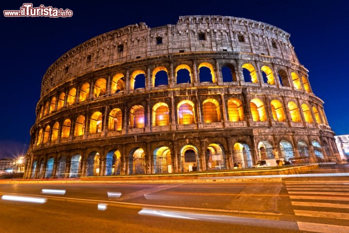 Anfiteatro Flavio, il Colosseo di Roma - L’UNESCO l’ha dichiarato Patrimonio dell’Umanità nel 1980, nel 2007 è stato inserito tra le Nuove Sette Meraviglie del mondo, è comparso in numerose pellicole cinematografiche e compare ogni anno in migliaia di foto scattate dai turisti, che spesso si fanno immortalare a fianco di moderni gladiatori. Il Colosseo, il più grande e famoso anfiteatro romano giunto sino ai giorni nostri, è un simbolo dei fasti dell’impero, di Roma e dell’Italia: per quante volte l’abbiano riprodotto su calamite e altri souvenir, non ha mai perso fascino e magnificenza, e ancora adesso strappa un sospiro a chi si trova ai suoi piedi passeggiando per la capitale. Impressionanti sono le sue misure – 527 metri di perimetro, 3.357 mq la superficie interna, quasi 50 metri l’altezza – ma ancor più appassionante è la sua storia. © Luciano Mortula / Shutterstock.com