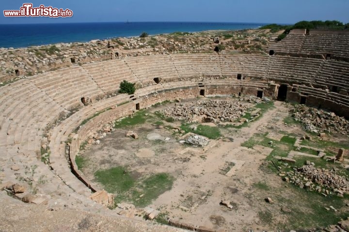 Anfiteatro di Leptis magna, Libia - Leptis Magna, 130 km a sud-est di Tripoli, venne fondata dai fenici, ma furono i romani a dotarla di un magnifico anfiteatro nel I secolo d.C., che poteva contenere fino a 16 mila spettatori. Era costruito lungo il fianco di un colle, scavato nel terreno, e in origine culminava con un portico colonnato che sormontava i gradini più alti della cavea. Oggi alcune parti sono andate perdute ma conserva un grande fascino, e dal 1982, anche grazie al suo anfiteatro, Leptis Magna è protetta dall’UNESCO. © Styve Reineck / Shutterstock.com