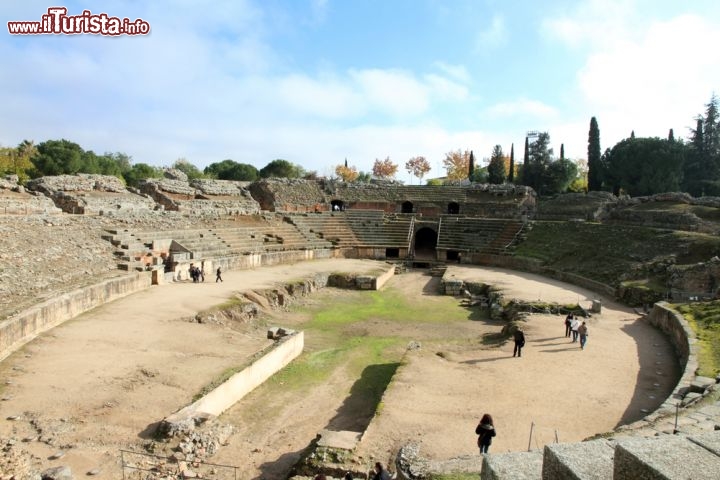 Anfiteatro di Merida, Badajoz (Spagna) - A Mérida, detta anche la Roma spagnola, c’è un grande complesso archeologico dichiarato dall’UNESCO Patrimonio dell’Umanità nel 1993. Tra i numerosi reperti, come templi, ponti e abitazioni con decori musivi, spicca l’anfiteatro voluto da Agrippa nell’ 8 a.C. Situato accanto al teatro, lungo il fianco di una collina, poteva contenere 15 mila spettatori, grazie alle sue dimensioni di 126 metri per 102. © Ana del Castillo / Shutterstock.com