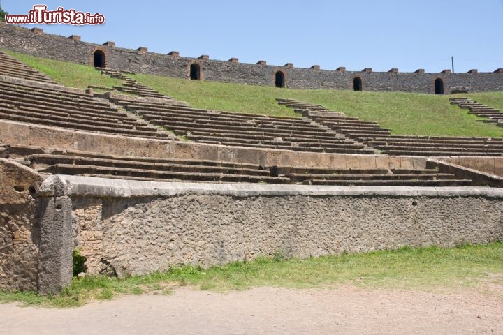 Anfiteatro di Pompei, Campania - Quando lo costruirono, nel 70 a.C., i romani non sapevano che l’anfiteatro di Pompei era destinato a restare sepolto dalla lava del Vesuvio nel 79 d.C. E per fortuna! Probabilmente, in quel caso, non gli avrebbero dedicato così tanta cura. Lungo 135 metri, largo 104 metri, poteva ospitare ben 20 mila spettatori. La parte esterna è divisa in due ordini: quello inferiore, ad archi ciechi di pietra, era ideale per i mercanti, che vi allestivano il loro “banchetto” e facevano affari durante gli spettacoli. Oltre ad essere tra i più antichi al mondo, quello di Pompei è uno degli anfiteatri meglio conservati. © Phoenix79 / Shutterstock.com