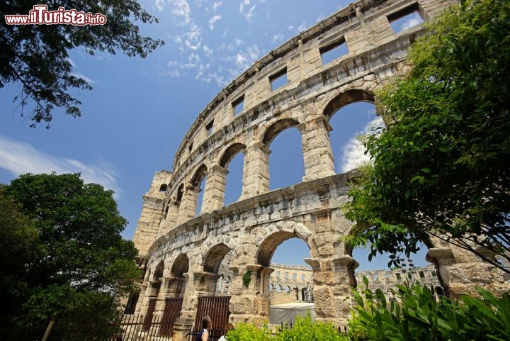 Anfiteatro di Pola, Croazia - L’anfiteatro di Pola se ne sta sulla costa croata come una scultura di calcare bianco, arso dal sole e sferzato dalla brezza. Oggi è usato per spettacoli, concerti e festival culturali, ma in origine ospitava performance di ben altro genere. Ovviamente i soliti combattimenti tra gladiatori, che si sfidavano tra loro o si trovavano a dover fronteggiare bestie feroci, ma anche le grandiose naumachie, ovvero rappresentazioni di battaglie navali con tanto di acqua e grandi imbarcazioni. E pensare che nel Cinquecento rischiò di essere completamente smantellato, quando il senato veneziano decise di smontare l’arena e trasferirla pezzo per pezzo in quel della Serenissima… a impedirlo fu il senatore veneziano Gabriele Emo. © LianeM / Shutterstock.com