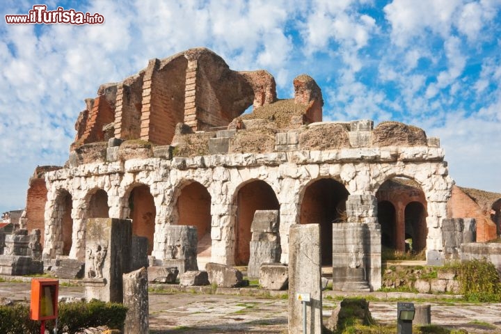 Anfiteatro di Santa Maria Capua Vetere, Campania - Si trova a Santa Maria Capua a Vetere l’anfiteatro Capuano (o Campano), che probabilmente servì da modello per il Colosseo di Roma. Proprio così: il re degli anfiteatri, a quanto pare, ebbe un predecessore. L’anfiteatro Capuano, dunque, è probabilmente il più antico del mondo, oltre ad essere secondo per dimensioni. La datazione è incerta, ma i più propendono per il I secolo a.C., anche se Adriano lo fece restaurare nel 119 d.C. e Antonino il Pio lo inaugurò nel 155 d.C. © Gabriela Insuratelu / Shutterstock.com