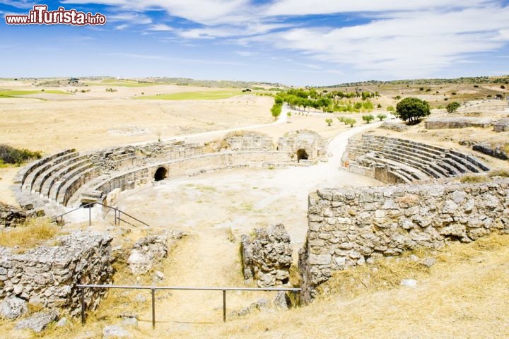 Anfiteatro di Segobriga (Saelices),  Spagna - Nel II secolo a.C. i romani conquistarono la città spagnola di Segóbriga (oggi nel territorio di Saelices, provincia di Cuenca) e la dotarono di un anfiteatro tra il I e il II secolo d.C., come sempre destinato alle sfide tra schiavi, tra belve, o tra uomini e belve. È conservato sufficientemente bene, ad eccezione di qualche frammento di granito o marmo mancante, perché nei secoli successivi è stato usato come granaio o ricovero per animali. Nel momento di massimo splendore poteva accogliere quasi 6 mila spettatori. © PHB.cz (Richard Semik) / Shutterstock.com