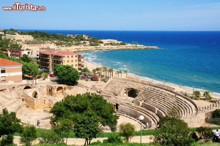 Anfiteatro di Tarragona, Spagna - L’anfiteatro romano di Tarragona (Spagna) fu costruito all’inizio del II secolo d.C. subito fuori città, lungo la via Augusta, per aggiungere prestigio a un nucleo già importante dell’impero. Il culto dei giochi e dei combattimenti era infatti una componente fondamentale della cultura romana, e l’anfiteatro doveva essere uno spazio funzionale ma anche un monumento, simbolo di gloria. Le dimensioni grandiose – 110 metri per 87, e un’arena di 63 metri per 39 – assicuravano proprio questo, oltre a garantire un’ampia capienza.  © Vladimir Sazonov / Shutterstock.com