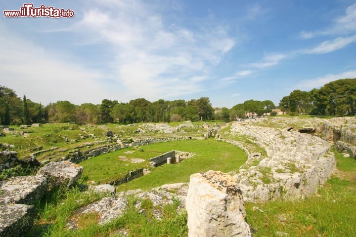 Anfiteatro romano di Siracusa, Sicilia - A riportare alla luce l’anfiteatro romano di Siracusa fu il duca di Serradifalco nel 1839. Tutti si stupirono delle dimensioni monumentali: considerando che la parte bassa dell’edificio – l’unica rimasta – misura circa 140 metri per 119, non è difficile immaginare quanto potesse essere maestoso nella sua interezza, con tanto di mura esterne e gradinate. Fondato nella prima età imperiale romana, era in parte scavato nella roccia e sfruttava lo stesso pendio roccioso dal quale era stato ricavato il teatro greco. © S.Leggio / Shutterstock.com