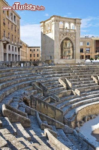 Anfiteatro romano di Lecce, Puglia - Nel cuore di Lecce si nasconde un segreto: nel bel mezzo di una passeggiata, quando si arriva in piazza Sant’Oronzo, si spalanca davanti agli occhi uno spaccato di storia romana. È l’anfiteatro del II secolo d.C. scoperto nei primi decenni del Novecento, dissotterrato solo in parte per non dover sfigurare la piazza. Incastonato al di sotto del livello stradale, con un’arena ellittica di 53 metri per 34, si pensa potesse ospitare circa 25 mila persone. Sul parapetto che delimita l’arena, un tempo rivestito di marmo, erano rappresentate scene di caccia, e probabilmente la struttura veniva usata per combattimenti con belve feroci. © Mi.Ti. / Shutterstock.com