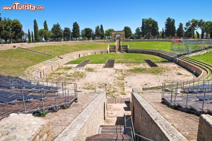 Anfiteatro romano di Lucera, Puglia - Ai margini di Lucera (Foggia) sorge un anfiteatro di età augustea, tra i più antichi dell’Italia meridionale e tra i più importanti reperti romani della Puglia. Portato alla luce nella prima metà del Novecento, fu oggetto di restauro tra il 2006 e il 2009, insieme a tutta l’area archeologica cittadina. Ha così recuperato parte dello splendore iniziale, che si era perduto intorno al 663, quando l’imperatore Costante II aveva conquistato la città e danneggiato alcuni monumenti. © Mi.Ti. / Shutterstock.com