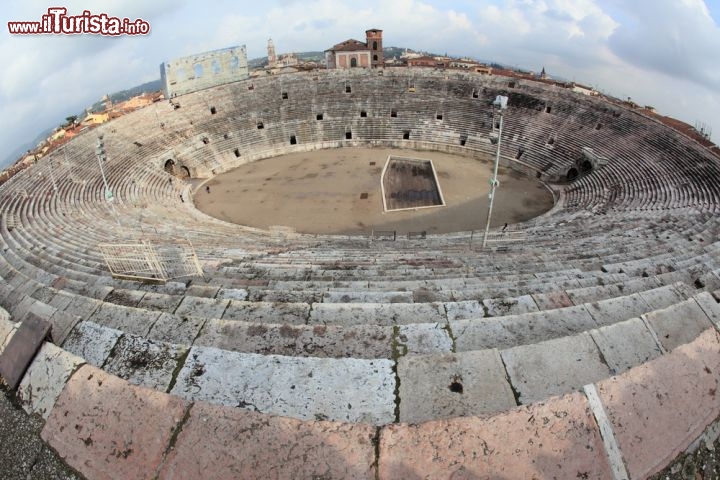 L'Arena di Verona - L’Arena di Verona, a pianta ellittica, oggi si presenta piuttosto diversa da quando fu costruita, mancando dell’anello murario esterno che aveva un puro fine monumentale. Alta 140 metri e larga 100, fu realizzata per contenere buona parte della popolazione veronese del tempo più altri spettatori dai villaggi vicini, e probabilmente poteva contenere 30 mila persone. Oggi ha una capienza di 22 mila spettatori, non perché siano cambiate le dimensioni, ma perché un’ampia porzione di arena è occupata dal palco e non esistono più le zone più alte della cavea. © mary416 / Shutterstock.com