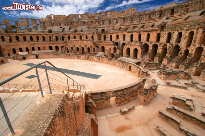 Colosseo di El Jem in Tunisia - L’arena di El Jem risale al III secolo d.C: fu costruita sotto l’impero di Gordiano I verso il 238, e fino al Milleseicento non subì modifiche o danni particolari. Ma dal XVII secolo cominciarono tempi duri: privato di buona parte delle sue pietre per poter costruire il vicino borgo di El Jem e la Moschea di Qayrawan, in seguito fu addirittura bombardato da parte dell’esercito ottomano. Conserva comunque un grande fascino, che nel 1979 gli è valso l’ingresso tra i Beni Patrimonio dell’Umanità dell’UNESCO: l’altezza di 36 metri, le arcate maestose e i cunicoli sotterranei fanno di El Jem un’opera d’arte intrigante, circondata da altre rovine tra cui splendidi resti di mosaici. © Mishakov Valery / Shutterstock.com