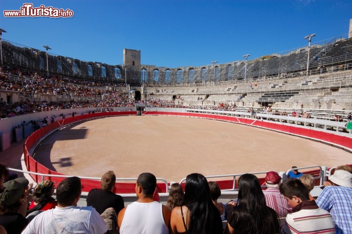 Anfiteatro romano di Arles, Francia - Ancora oggi è usato per spettacoli vari e per le Courses Camarguaises, dei giochi taurini tradizionali di questa zona della Francia. L’anfiteatro di Arles, costruito intorno all’80 d.C. e inserito tra i Beni Patrimonio dell’Umanità dall’UNESCO, ha alle spalle una lunga storia. Divenuto una sorta di villaggio fortificato nel medioevo, fu riportato allo stato originario a inizio Ottocento, poi restaurato a più riprese. La cavea, divisa in quattro fasce e sorretta da una doppia fila di 60 arcate, poteva ospitare oltre 20 mila persone.  © Philip Lange / Shutterstock.com 