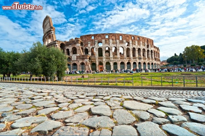 Il Colosseo di Roma, Anfiteatro Flavio - Capace di accogliere fino a 50 mila persone, il Colosseo veniva usato in occasioni pubbliche quali rappresentazioni drammatiche, spettacoli di caccia e messe in scena di famose battaglie, ma soprattutto era lo scenario dei combattimenti gladiatori. Sanguinosi e cruenti, erano il regalo dell’impero al suo popolo, che volentieri si accalcava nell’anfiteatro e aspettava trepidante la grazia o il pollice verso per il povero malcapitato in arena. A iniziarne la costruzione fu Vespasiano, nel 72 d.C., ma solo Tito lo inaugurò otto anni dopo, e Domiziano lo fece “rimodernare” negli anni seguenti. Dal VI secolo non è stato più usato, ma nonostante qualche crepa non si può certo dire che il Colosseo abbia perso il suo smalto, e ancora adesso viene usato per mostre temporanee e spettacoli. In tempi di profezie – appena scampate – sulla fine del mondo, è bene ricordare quella di Beda il Venerabile, dell’VIII secolo, che sosteneva che “quando cadrà il Colosseo cadrà anche Roma, e quando cadrà Roma, allora cadrà il mondo”. © Luciano Mortula / Shutterstock.com