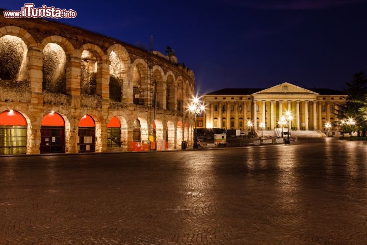 Anfiteatro romano a Verona - Balcone di Giulietta o Arena: qual è il vero simbolo di Verona? Senza nulla togliere alla romantica location shakespeariana, chi ha assistito a uno spettacolo all’interno dell’Arena di Verona sa quanto sia magica una serata al suo interno, magari con la musica lirica nel cuore (ospita un importante festival estivo) e il cielo stellato sulla testa. Ed è ancor più incredibile se si pensa che questo anfiteatro romano, pensato per spettacoli gladiatori e altre amenità in stile imperiale, fu fondato probabilmente in età augustea (31 a.C.-14 d.C.). Non esistono in realtà documenti scritti sulla sua inaugurazione, ma l’aspetto simile all’arena di Pola fa propendere gli studiosi per datazioni simili. © anshar / Shutterstock.com