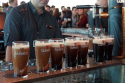 Ecco il momento tanto atteso: pinte di birra servite alla Guinnes Storehouse di Dublino - © VanderWolf Images / Shutterstock.com