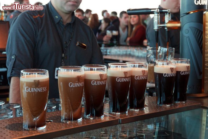 Immagine Ecco il momento tanto atteso: pinte di birra servite alla Guinnes Storehouse di Dublino - © VanderWolf Images / Shutterstock.com