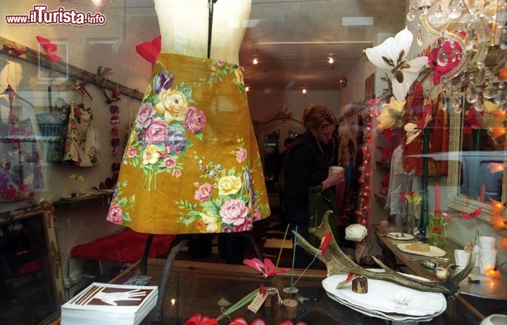 Immagine A Brick Lane un'eclettica boutique per donne - visitlondonimages/ britainonview