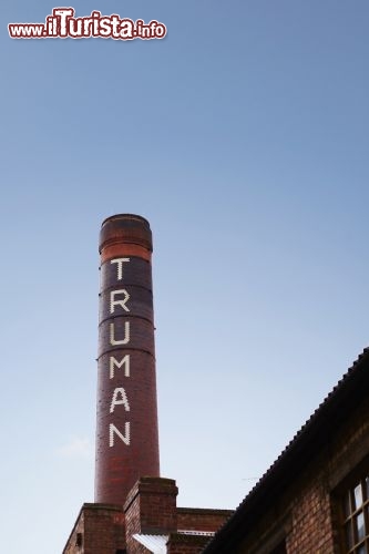 Immagine La ciminiera dell'antico birrificio Truman domina il centro di Brick Lane
