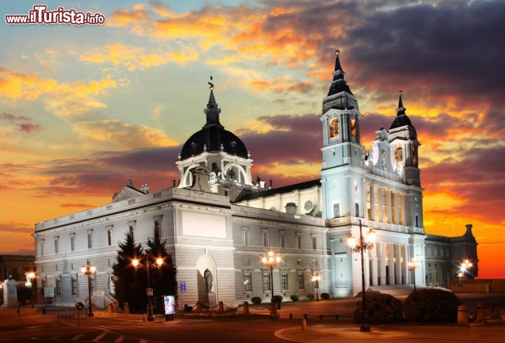 Immagine Cattedrale Santa Maria de la Almudena al tramonto - © Tomas Sereda - Fotolia.com