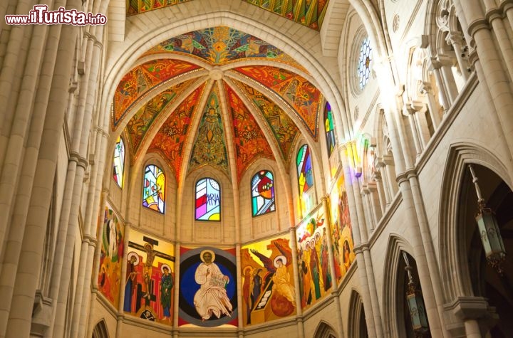 Immagine Interno della Cattedrale Santa Maria de la Almudena, Madrid - © Gary - Fotolia.com