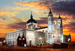 Cattedrale Santa Maria de la Almudena al tramonto ...