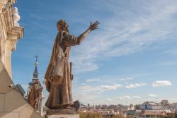 Statua sulla facciata della Catedral de Santa María La Real de la Almudena a Madrid - © javarman - Fotolia.com