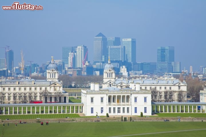 Immagine Da Greenwich Park la vista sul National Maritime Museum e Canary Wharf - © visitlondonimages/ britainonview/ Pawel Libera