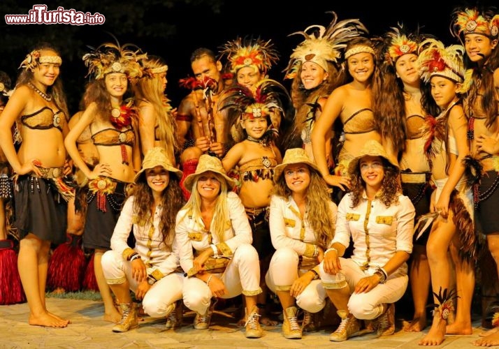 il team di donnavventura con le danzatrici polinesiane - © DONNAVVENTURA® 2012 - Tutti i diritti riservati - All rights reserved