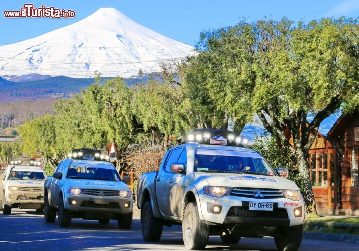 La carovana dei pick up col il vulcano di Villarrica sullo sfondo, uno dei simboli della Patagonia cilena - © DONNAVVENTURA® 2012 - Tutti i diritti riservati - All rights reserved