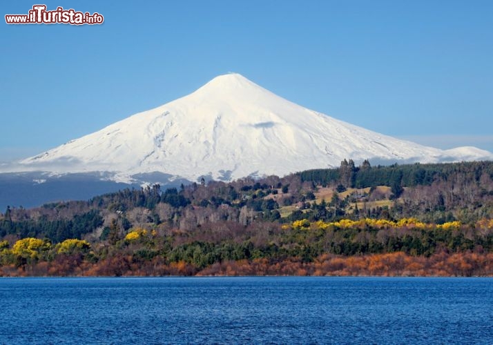 l vulcano di Villarrica è un magnifico stratovulcano delle Ande, e durante la stagione invernale si ricopre di un candido manto di neve, ma la cima può presentare i fumi titpici di un vulcano quiescente, ma non estinto - © DONNAVVENTURA® 2012 - Tutti i diritti riservati - All rights reserved