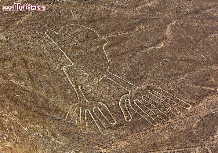 Le mani, uno dei disegni di Nazca, il misterioso sito archeologico del Perù, che si ammira con un volo aereo - © DONNAVVENTURA® 2012 - Tutti i diritti riservati - All rights reserved