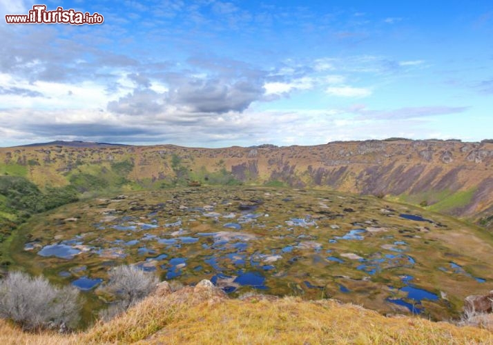 Il cratere del Rano Kau che ospita oggi un profondo lago - © DONNAVVENTURA® 2012 - Tutti i diritti riservati - All rights reserved