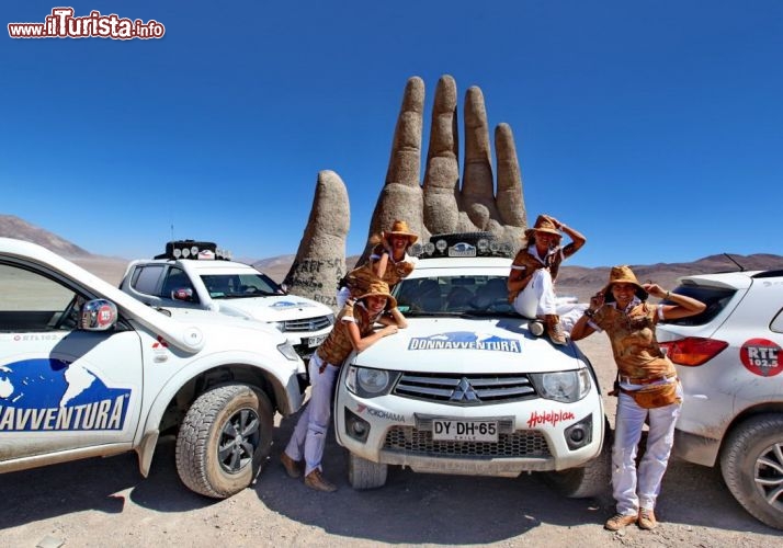 Il team presso la famosa scultura della Mano del Desierto in Cile- © DONNAVVENTURA® 2012 - Tutti i diritti riservati - All rights reserved